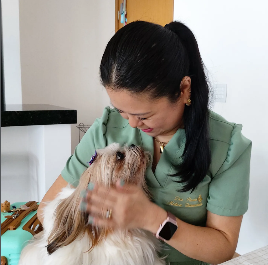 Dra. Paula Hitomi Iria cuidando de um paciente em domicílio